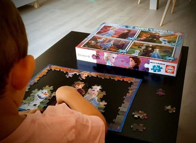 Alan haciendo un puzzle