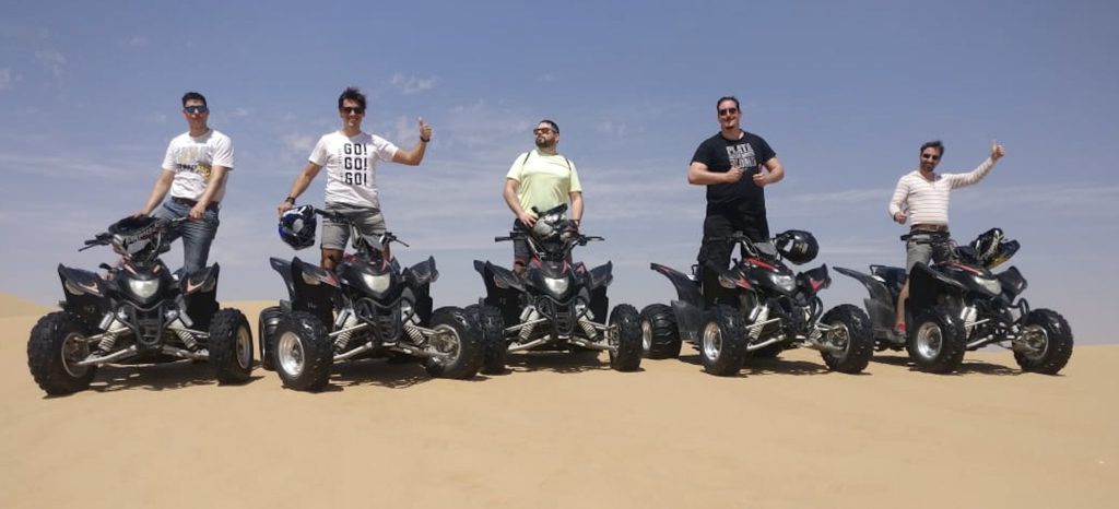 Rodrigo Esgueva sobre un quad con sus amigos